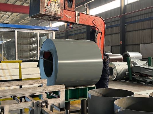 L'industrie du bâtiment, les toits de structures couverts de couleur PPGI/PPGL/Ppal/Gi/Gl/Loi/Roule/Plate/Panel Strip/Roll AZ